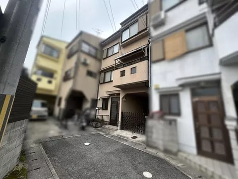3-story building ◆ Garage for 1 car included ◆ 2-minute walk to convenience store!