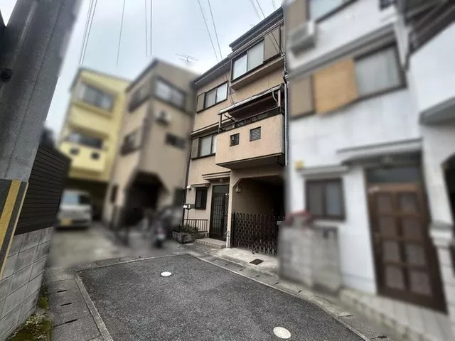 3-story building ◆ Garage for 1 car included ◆ 2-minute walk to convenience store!