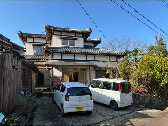 Please consult for various conditions! This is a building intended for renovation! There is space for 2 parking spots!