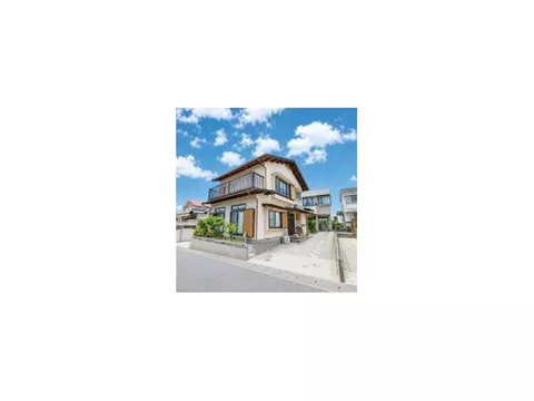A house facing a 6.6m public road to the south with good sunlight. Spacious 6LDK suitable for two families.