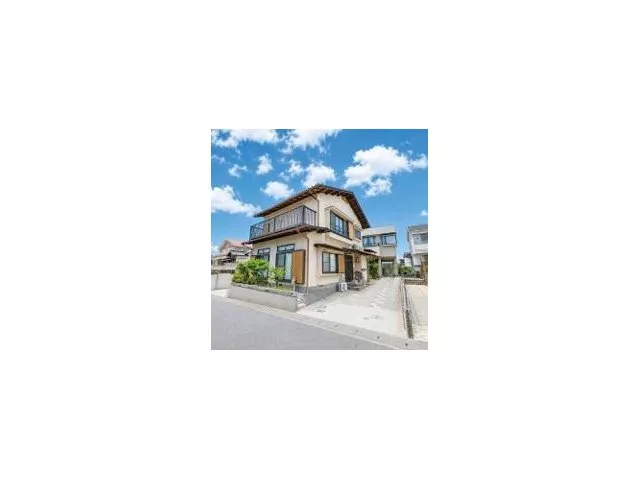 A house facing a 6.6m public road to the south with good sunlight. Spacious 6LDK suitable for two families.