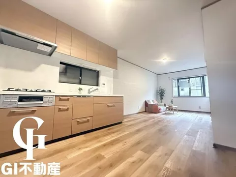 Same-day viewing available ■ Renovation completed in February of the 8th year of Reiwa ■ Three-sided balcony ■ Garage ■ 3LDK