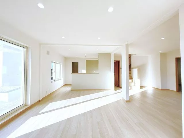 [Open House Held] [Interior and Exterior Renovated] [Move-in Ready] Parking for 2 cars. Pantry available.