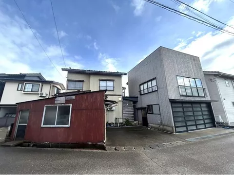 About 8 minutes on foot to Kuroi Pier, a great fishing location♪ Parking for 3 cars available♪
