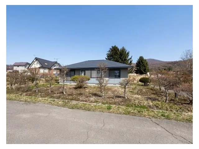 ○ Single-story house built by Misawa Homes ○ Spacious lot perfect for gardening and more