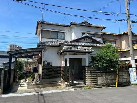 Relax in a Japanese-style room and live comfortably♪ Parking space for 2 cars available (depending on vehicle type)
