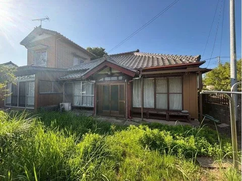 A vast site of 120 tsubo♪ All interior walls were replaced in the third year of Reiwa♪ In the third year of Reiwa, the dining...