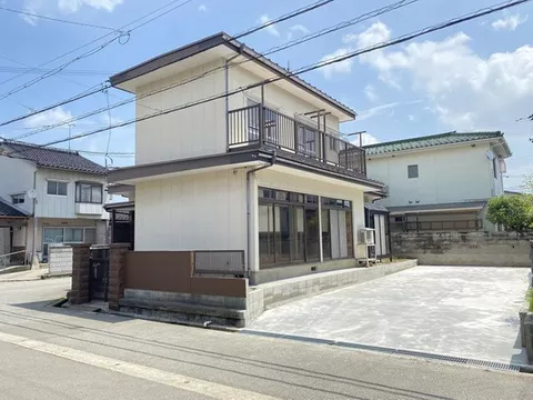 8 minutes on foot to convenience store and supermarket! Great location with good accessibility!