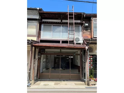 A used property in a town house style along the Tomioka Line