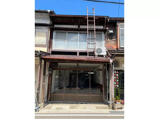 A used property in a town house style along the Tomioka Line