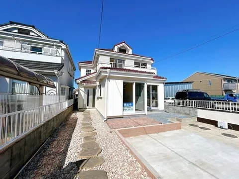 [Open House Held] [Renovated] [Immediate Move-In Available] A quiet residential area with little traffic.
