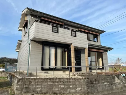 A 4LDK house surrounded by a spacious lot and rural scenery