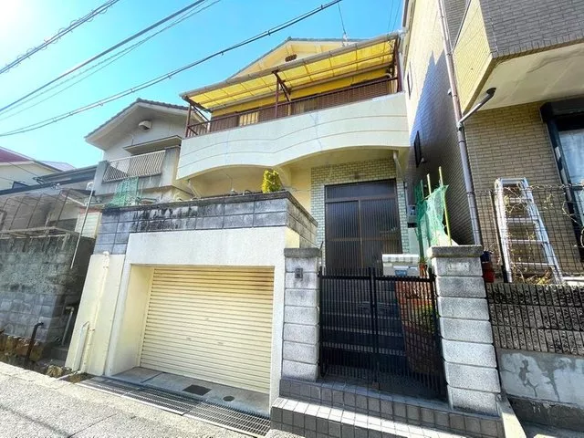 ◇ 6.5m wide public road on the south side, well-located two-story building ◇ 5DK layout & RC shutter garage