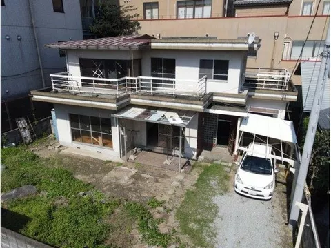 A used house built on a spacious lot of over 100 tsubo. Convenient for commuting and schooling with access to 2 train stations.