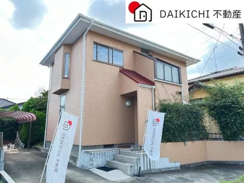 Parking space for about 3 cars available! All rooms have two sides of sunlight, ensuring good sunlight and ventilation!