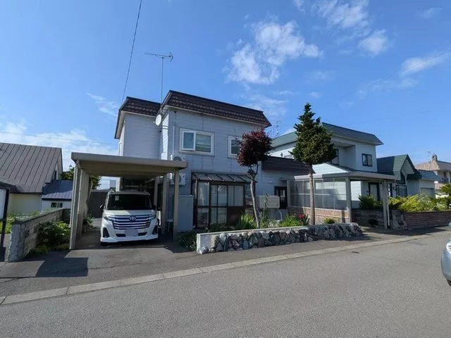 Approximately 67 tsubo! Old house with many repair histories! Approximately 14m road frontage on the southwest side.
