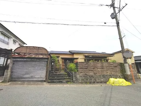 A popular single-story house with a garden! 6 minutes by car to Kurate IC