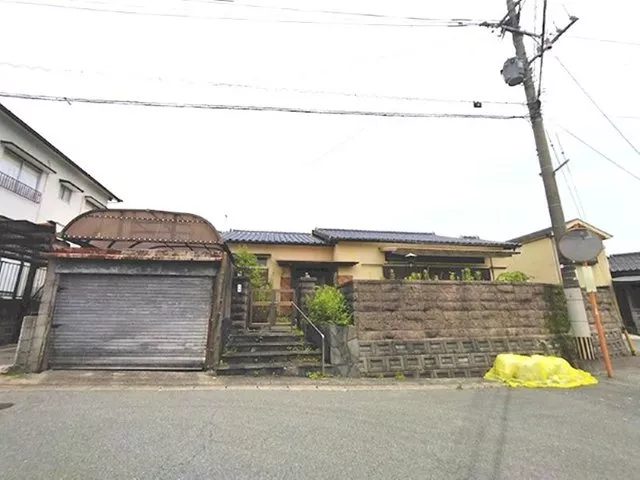 A popular single-story house with a garden! 6 minutes by car to Kurate IC