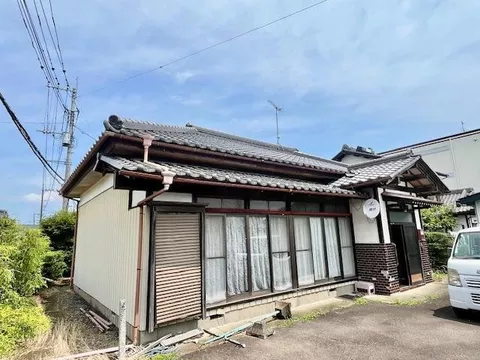 Single-story house with a porch! Corner lot on a public road, 7.5m southeast and 5.0m southwest! Spacious land of 136 tsubo!