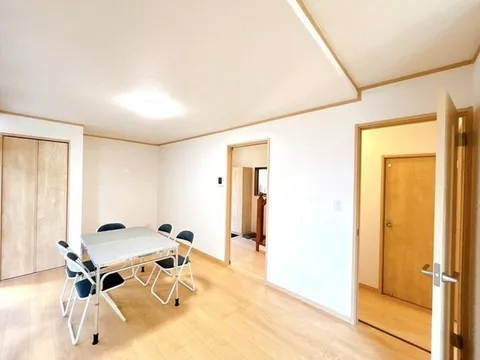 [Open house held] [Immediate occupancy possible, renovated house] [Exterior painting completed]