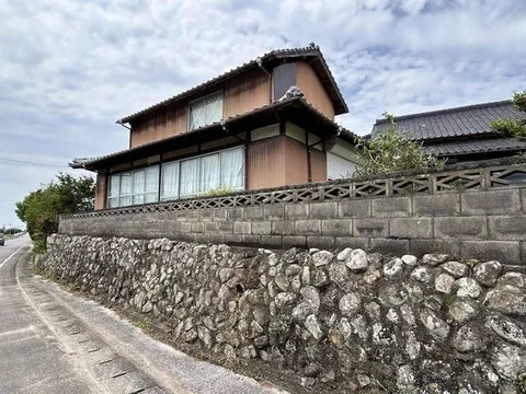 A spacious home with a 2-story 7DK in a traditional Japanese house style and a separate single-story building that can be used separately.