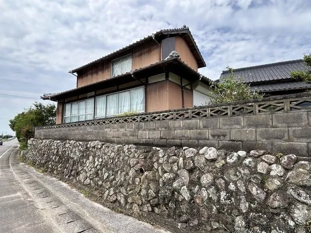 A spacious home with a 2-story 7DK in a traditional Japanese house style and a separate single-story building that can be used separately.