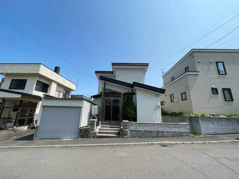 Quiet residential area! This is a house that the seller has maintained diligently!