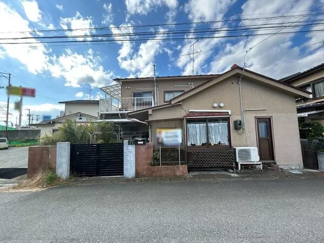 South-facing with good sunlight, a spacious 5LDK with storage in all rooms and a shed