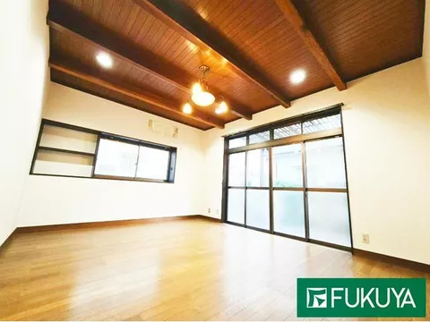 This is a new property! 6.1m wide public road, corner lot with a bright location!
