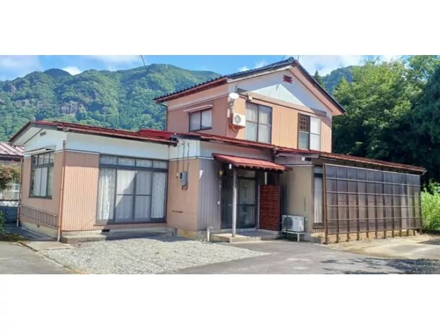 A detached house with a large lot, close to the station. 5K × parking available