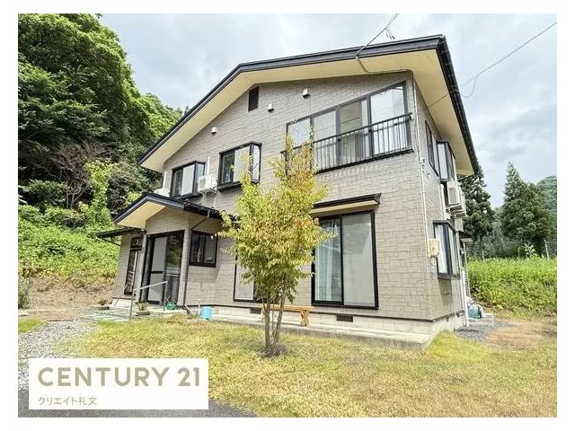 A spacious land in a green and quiet residential area.