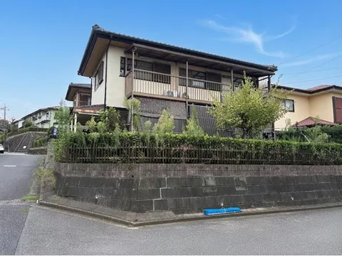"Spacious 4LDK located on a high ground at the southeast and southwest corner"