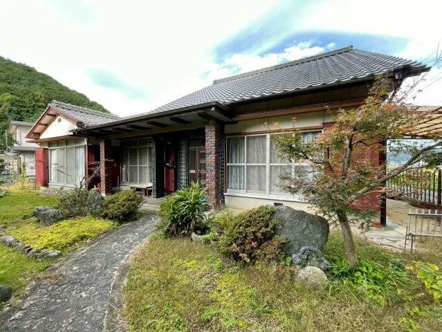 Niihama-shi, Niihama Oseiin (Nakahagi station) 2F 6LDK

1.5 million yen