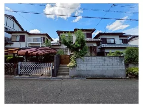 Southeast facing with good sunlight! About a 3-minute walk to the bus stop! Located in a quiet residential area!