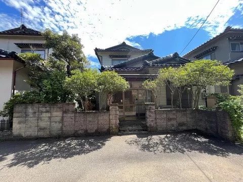 Good access to the coastal ring road, shared areas with neighboring properties.