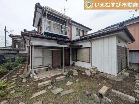 The garden is spacious and seems perfect for gardening and other activities☆ All rooms are over 6 tatami mats with a spacious 4DK layout♪