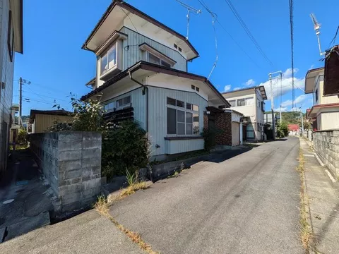 Approximately 450m to Miyauchi Elementary School and about 350m to Miyauchi Junior High School