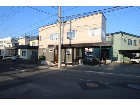 Spacious used house with good sunlight exposure on two-sided roads, equipped with a carport for easy snow removal.