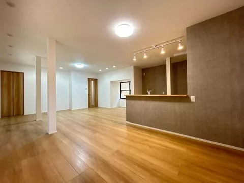 [Open House Scheduled] Interior renovation planned / Water facilities replacement / Parking for 6 cars available 10m ahead /