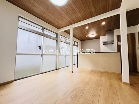 ■A single or couple can easily start living in a detached house■Fully renovated inside and out