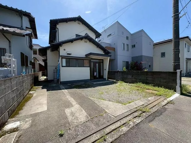 - Renovated - Storage in each room - Parking for 2 cars - Quiet residential area