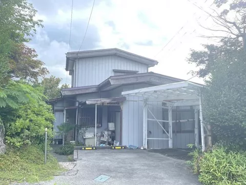 Parking for 2 cars available! Enjoy renovating this used house to your liking♪