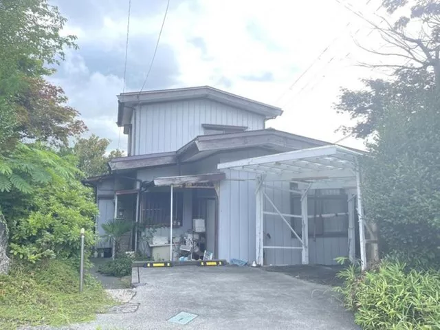 Parking for 2 cars available! Enjoy renovating this used house to your liking♪