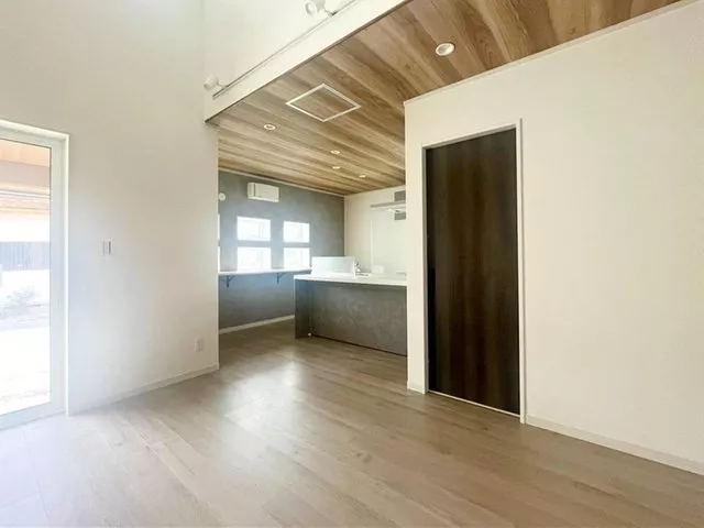 ■Renovated in R7.6 {Exterior wall and entrance door included■Popular single-story {1LDK + WIC