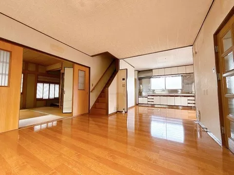 9 minutes on foot from Ikoma Station! LDK 19 tatami mats × Parking for 2 cars available ◎ The interior is very well maintained♪