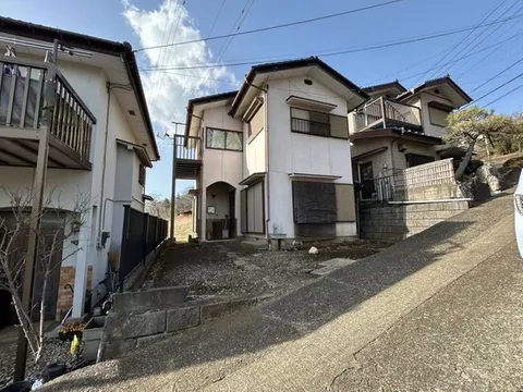A 2-story 4DK house with a south-facing, sunny location surrounded by nature.