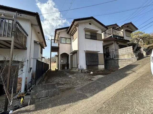 A 2-story 4DK house with a south-facing, sunny location surrounded by nature.