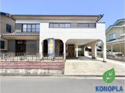 Interior renovation completed☆ Possible for two families■ Built-in garage■ Two kitchens■ South-facing road