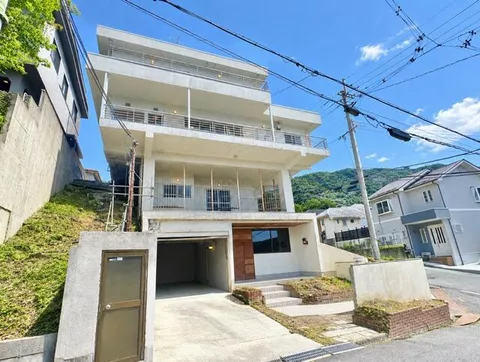 Nishinomiya City, Nagisa Mountain Villa (Nishinomiya Nagisa Station) 3 stories above ground, 1 basement floor 5SLDK