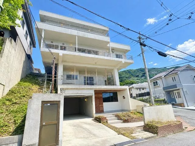 Nishinomiya City, Nagisa Mountain Villa (Nishinomiya Nagisa Station) 3 stories above ground, 1 basement floor 5SLDK